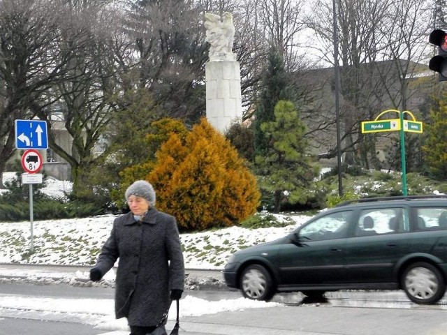 Pomnik powstał w latach 60-tych, nigdy nie miał oryginalnej korony