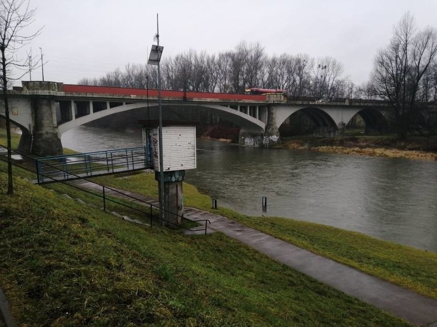 Pada deszcz, wody w rzekach i potokach przybywa