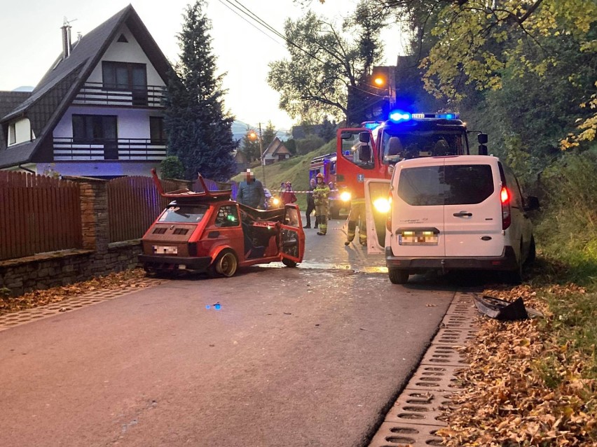 Zakopane. Wypadek na Tatarach. Jedna osoba trafiła do szpitala. Mały fiat skończył bez dachu