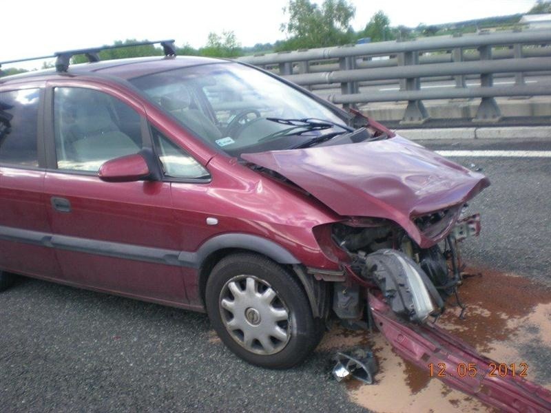 Opel zafira uderzył w barierkę ochronną