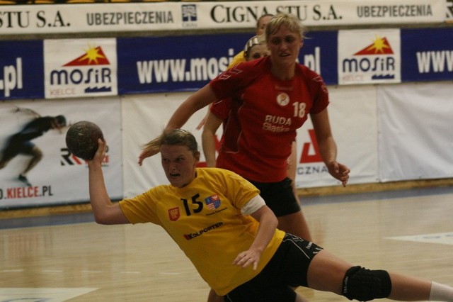 Milena Kot (z piłką) z KSS Kielce została powołana do "młodzieżówki".