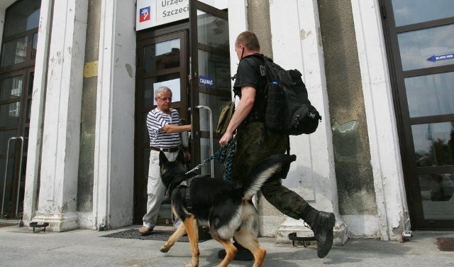 Telefon o podłożonej bombie w Urzędzie Miasta Szczecin policjanci dostali około południa.