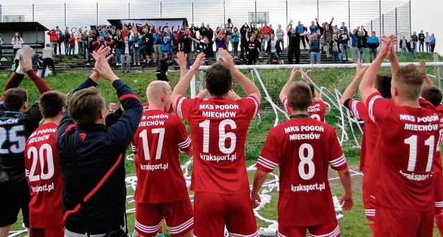 Radość z awansu do V ligi po wygranym meczu z Prądnikiem na boisku w Wielmoży