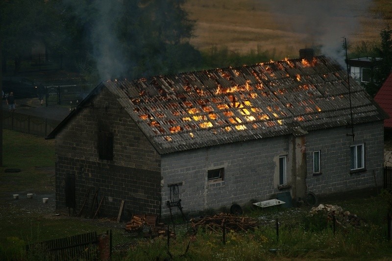 Pożar w Lgocie Murowanej. Piorun uderzył w dom [ZOBACZ ZDJĘCIA]