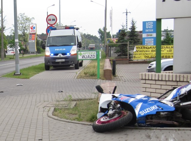 W minioną sobotę około godziny 5 na jednej z ulic we włocławskim Michelinie doszło do wypadku motocyklisty. Mężczyzna zmarł w szpitalu.Ze wstępnych ustaleń policjantów wynika, że kierujący motocyklem suzuki, najprawdopodobniej wskutek nadmiernej prędkości, stracił panowanie nad pojazdem i najpierw uderzył na rondzie w krawężnik, potem w znak drogowy, a następnie w murek przy pobliskiej posesji. 25-letni motocyklista został przewieziony do szpitala, gdzie niestety zmarł. Policjanci wyjaśniają pod nadzorem prokuratora wyjaśniają okoliczności i przyczyny tej tragedii. POLECAMY:Nowy Kodeks Pracy 2018: Koniec urlopu na żądanie? Co z L4? Ciąże, premie, umowyTajemnicze zjawiska w Tatrach. Niektóre mrożą krew w żyłachawód, który pasuje do Twojego znaku zodiaku. Sprawdź czy pracujesz we właściwym miejscu