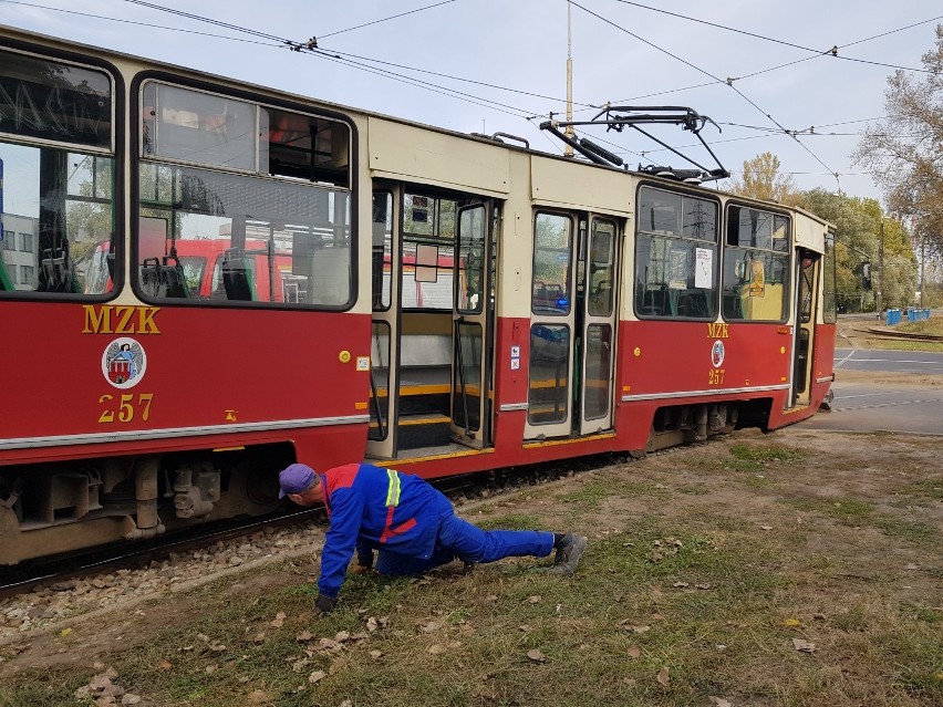 Wykolejony tramwaj po zderzeniu z autobusem na ulicy Wschodniej. Są ranni