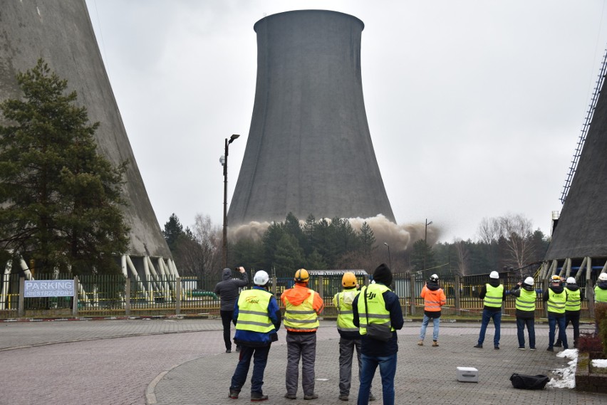 Trzebinia. Potężna eksplozja i 90-metrowa chłodnia kominowa Elektrowni Siersza została zrównana z ziemią [ZDJĘCIA, WIDEO]