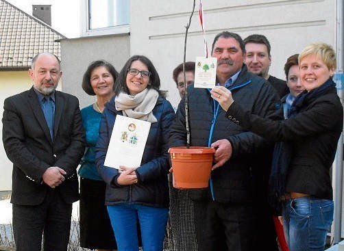 Przedstawiciele gminy Lanckorona z sadzonką dębu papieskiego