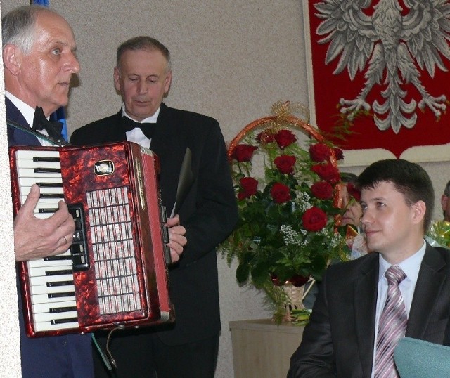 Odchodzącemu burmistrzowi Bartłomiejowi Dorywalskiemu Chór Seniora Niezastąpieni na czele z profesorem Mieczysławem Królem zaśpiewał "Niech żyje nasz Orzeł Biały&#8230;&#8221;.