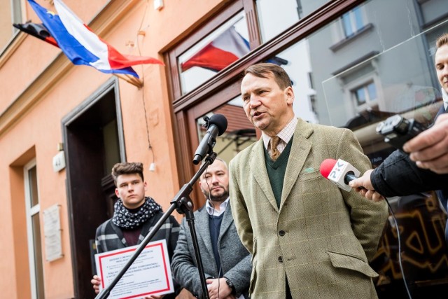 Słowa europosła Platformy Obywatelskiej Radosława Sikorskiego wywołały oburzenia polityków Prawa i Sprawiedliwości, w tym premiera Mateusza Morawieckiego.
