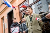 Burza po skandalicznych słowach Radosława Sikorskiego. Premier Mateusz Morawiecki wzywa opozycję do odcięcia się od deklaracji