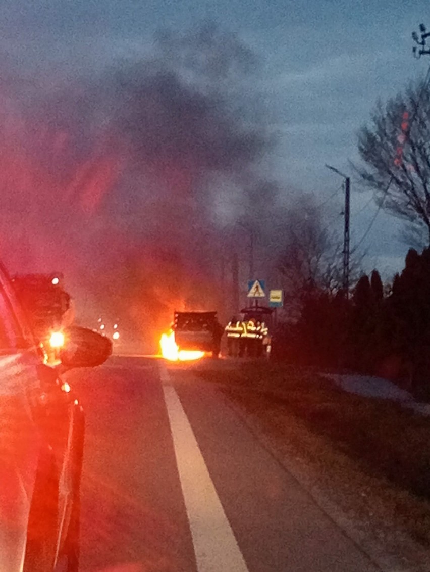Groźny pożar samochodu dostawczego w gminie Pniewy, w powiecie grójeckim. Autem jechało 6 osób