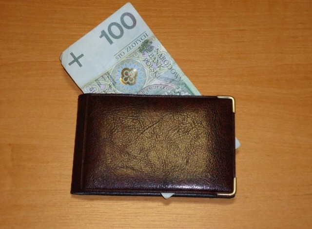 dał policjantom 100 złotych na obiad.