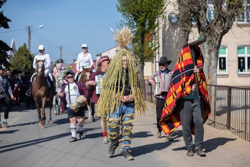 Gmina Lwówek. Kominiarze w orszaku przebierańców 