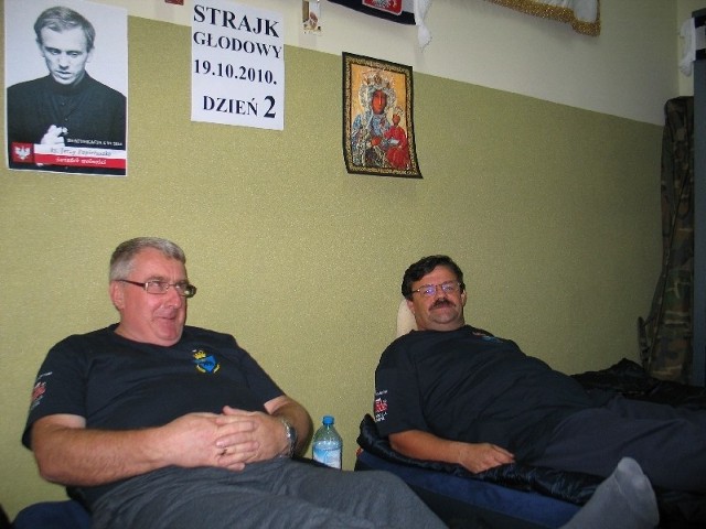 Każdego dnia ma przybywać głodujących kolejarzy. Od poniedziałku tę formę protestu prowadzą Bronisław Beńko (nz. z lewej) i Piotr Rosołowski.