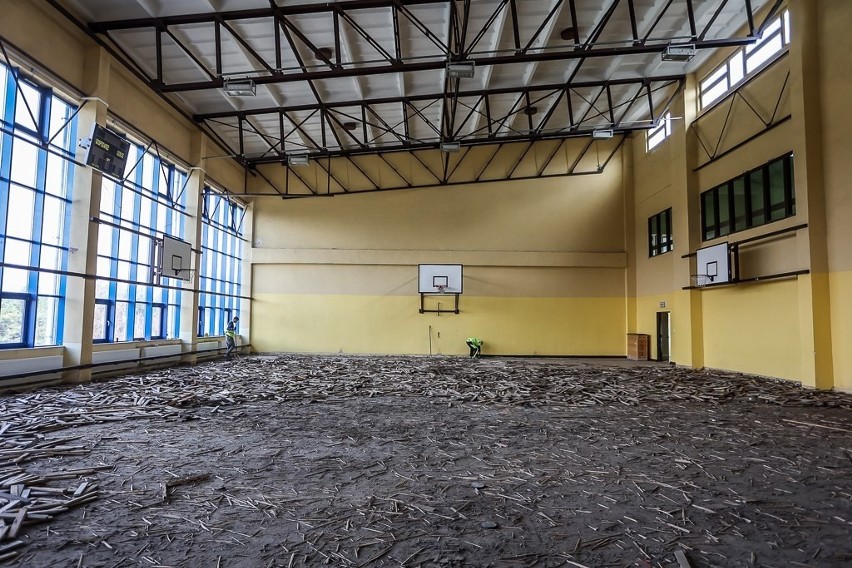 Elewacja, docieplenie, przebudowa basenu i sali gimnastycznej w szkole na Morenie