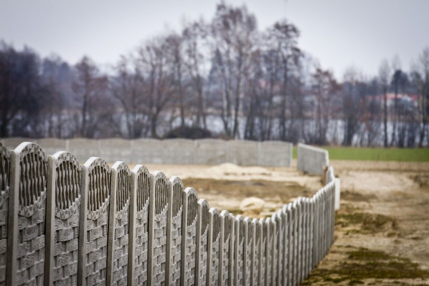 Płot betonowy...