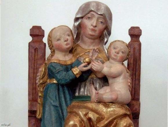 Tak 500-letnia figura Świętej Anny Samotrzeciej wygląda  po renowacji. Oryginał jest w Muzeum Diecezjalnym w Opolu.