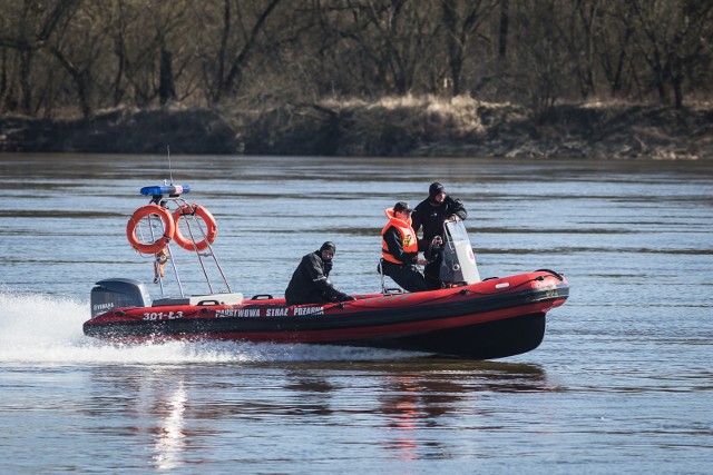 W niedzielę, krótko przed godziną 13, ktoś zawiadomił policję, że w rzece jakiś „mężczyzna płynął żabką i właśnie zaczął tonąć”. Służby zostały postawione w stan najwyższej gotowości.