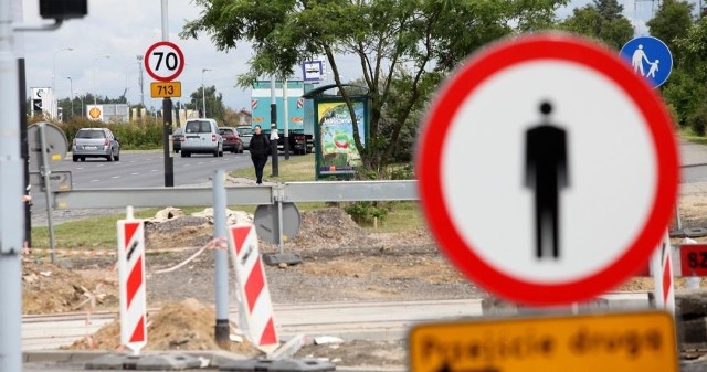 Zarząd Inwestycji Miejskich już w niedzielny poranek ma zamknąć ul. Rokicińską pomiędzy ul. Malowniczą a ul. Gajcego (możliwe będą wjazdy docelowe w jednym kierunku od ul. Malowniczej). MAPY, OBJAZDY, ZMIANY TRAS MPK - KLIKNIJ DALEJPogoda na weekend: