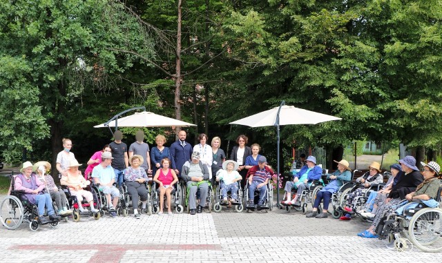 Ławki i donice na kwiaty wykonali wychowankowie Zakładu Poprawczego i Schroniska dla Nieletnich w Pszczynie. Zobacz kolejne zdjęcia. Przesuwaj zdjęcia w prawo - naciśnij strzałkę lub przycisk NASTĘPNE