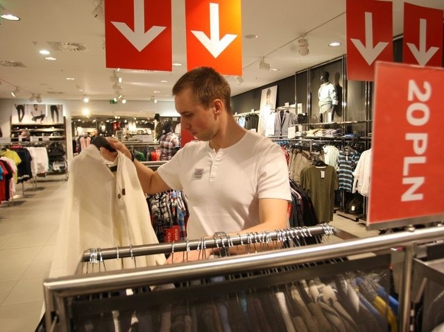 W salonie H&M przeceniono niektóre ubrania damskie i męskie nawet o kilkadziesiąt złotych. 