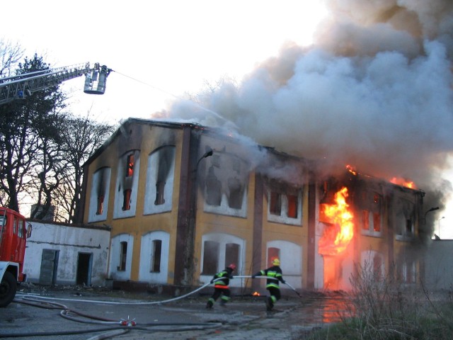 Budynek na terenie byłych warsztatów palił się przez cztery godziny.