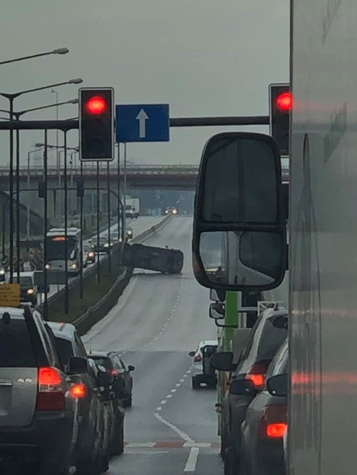 Wypadek na zakopiance w stronę Krakowa. Bus zderzył się z samochodem osobowym i dachował