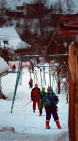 BESKIDY: na narty w 2000 r. Jak ubierali się narciarze i na czym jeździli? Wyciągi orczykowe i talerzyki. Pilsko, Skrzyczne, Czyrna-Solisko