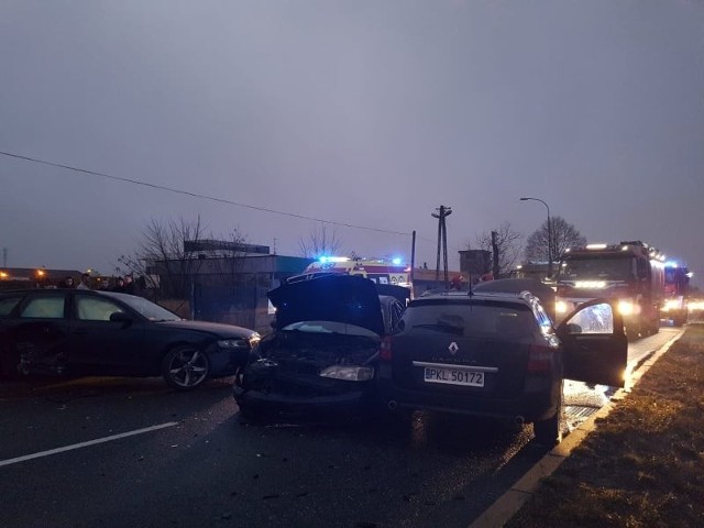 Zderzenie trzech samochodów w Strykowie na Ozorkowskiej. Jedna osoba poszkodowana.
