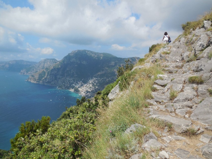 Wybrzeże Amalfi możecie zwiedzać także pieszo, np. idąc tzw....