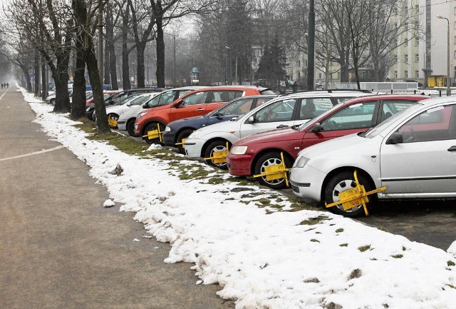 Kierowcy, którzy zaparkowali wczoraj auta przy al. 3 Maja, zastali na kołach blokady