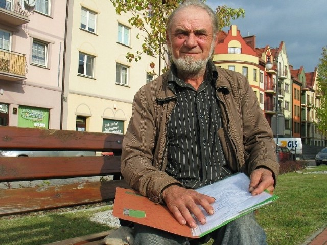 Tadeusz Nowaczyk nosi ze sobą listę przedmiotów, które mu zabrali w czasie akcji sprzątania świata. Został tak jak stał.