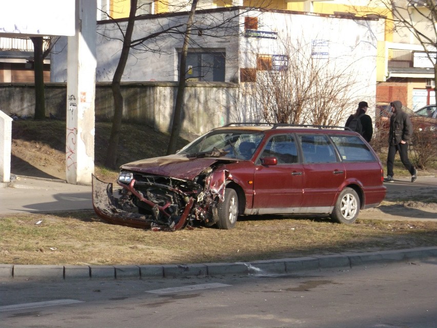 Wrocław: Wypadek na Horbaczewskiego. Samochód dachował, jedna osoba w szpitalu