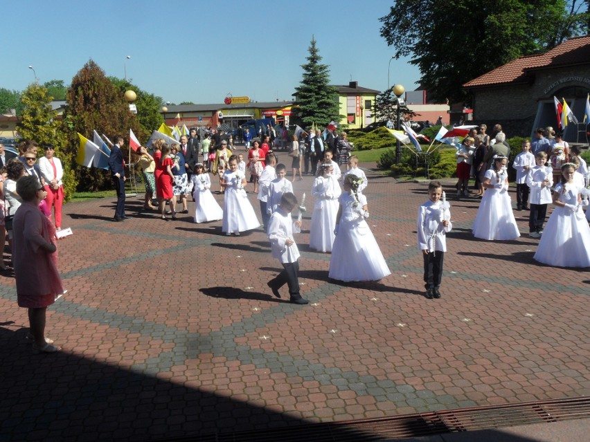 Pierwsza komunia święta w parafii Nawiedzenia NMP w...