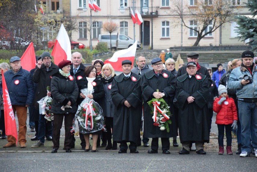 Uroczystość odbyła się na placu na przeciwko liceum...