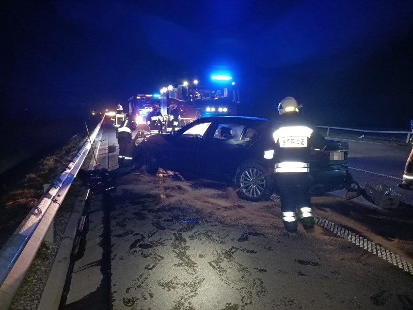Wypadek na A1 w okolicach Radomska. Poszukiwany kierowca wpadł przez uszkodzoną oponę ZDJĘCIA