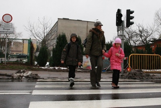 Zepsuta sygnalizacja świetlna na przejściu dla pieszych przy ulicy Leszczyńskiego.