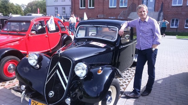 Ponad 50 zabytkowych - ale nie tylko - citroenów przyjechało w ten weekend do Szczecinka na XVI Letni Zjazd Citroenów. Właściciele pięknych citroenów 2CV, czyli słynnych "kaczuch", kultowego DS-a znanego z filmów o Fantomasie i wiele innych modeli tej francuskiej marki - nawet z lat 50. - zjechało do Szczecinka i Bornego Sulinowa na zaproszenie Porozumienia Samorządowego powiatu szczecineckiego. Wspaniale odrestaurowane i utrzymane maszyny można do niedzieli podziwiać w Centrum Edukacji Ekologicznej i Rewitalizacji Jezior w Szczecinku oraz DPS Borne, gdzie zatrzymali się uczestnicy XVI Letniego Rajdu Citroenów. Zobacz także: Maraton fitness w Szczecinku