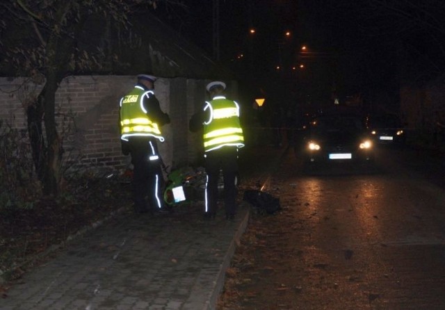 31-latek uderzył na motorze w budynek. W stanie ciężkim trafił do szpitala.