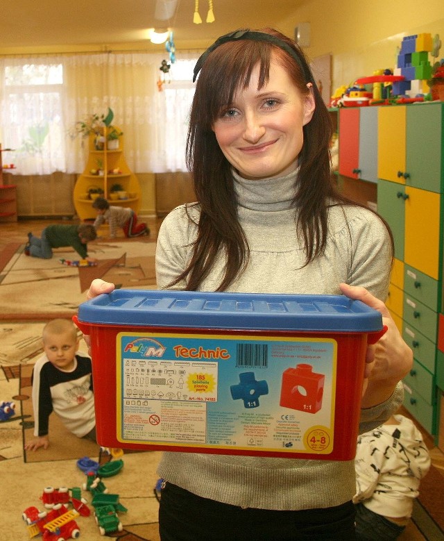 Na wszystkich zabawkach powinny być specjalne naklejki - pokazuje pudełko po klockach Anna Charzewska przedszko-lanka.