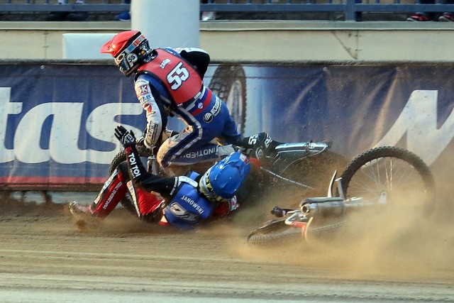 Piotr Pawlicki, Patryk Dudek i Maciej Janowski - takie było podium Grand Prix Łotwy w Daugavpils. Trójka Polaków w całym turnieju spisała się rewelacyjnie, choć groźnych momentów nie brakowało (fatalnie wyglądający wypadek mieli Janowski i Zmarzlik). Skończyło się szczęśliwie i znakomicie dla trójki biało-czerwonych. Na dodatek Dudek został nowym liderem klasyfikacji generalnej cyklu Grand Prix. Zobaczcie zdjęcia autorstwa Jarosława Pabijana