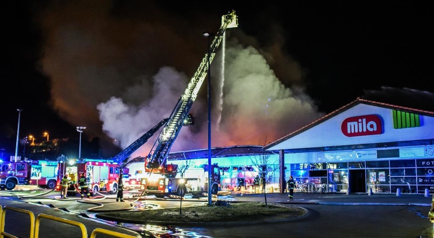 Pożar marketu w Bydgoszczy. Zawaliła się część dachu! [zdjęcia]