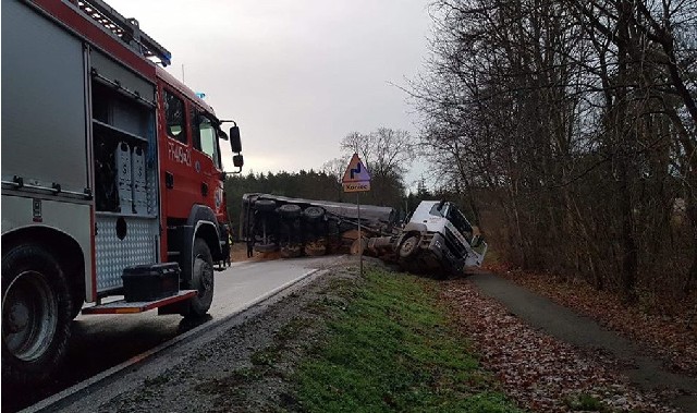 Ciężarówka leżała w poprzek drogi wojewódzkiej nr 182 w miejscowości Klempicz. Ruch był zablokowany przez ponad dwie godziny.