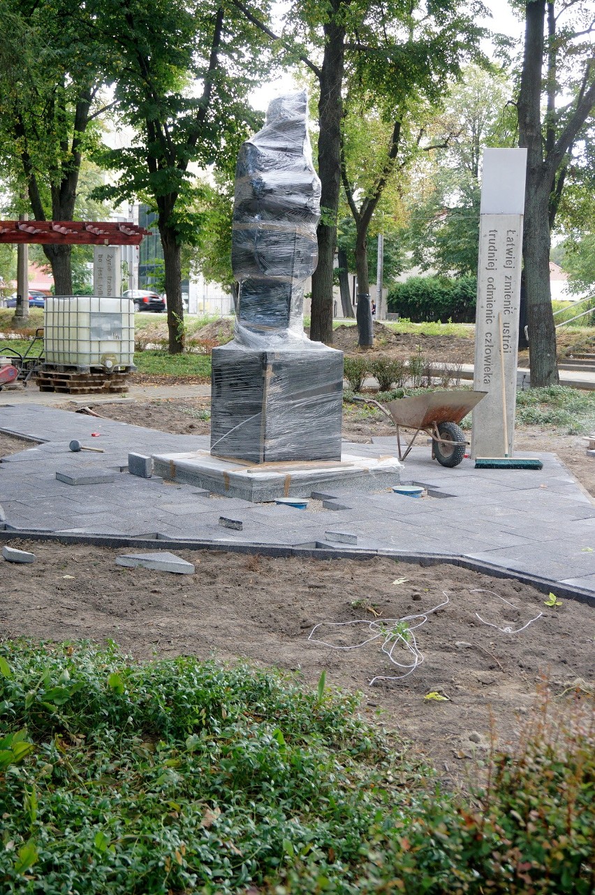 Monument sfinansowano ze zbiórki społecznej, kosztował ok....