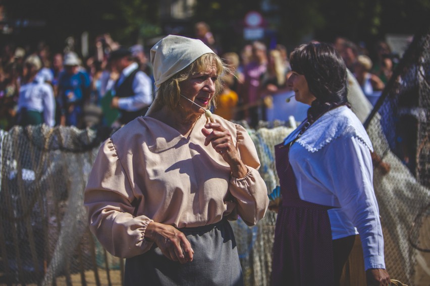 Dożynki rybne w Ustce. Spektakl "Powrót z połowów",...