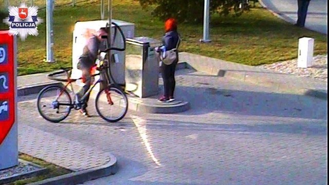 Mężczyzna pompował koło w skradzionym rowerze na stacji paliw