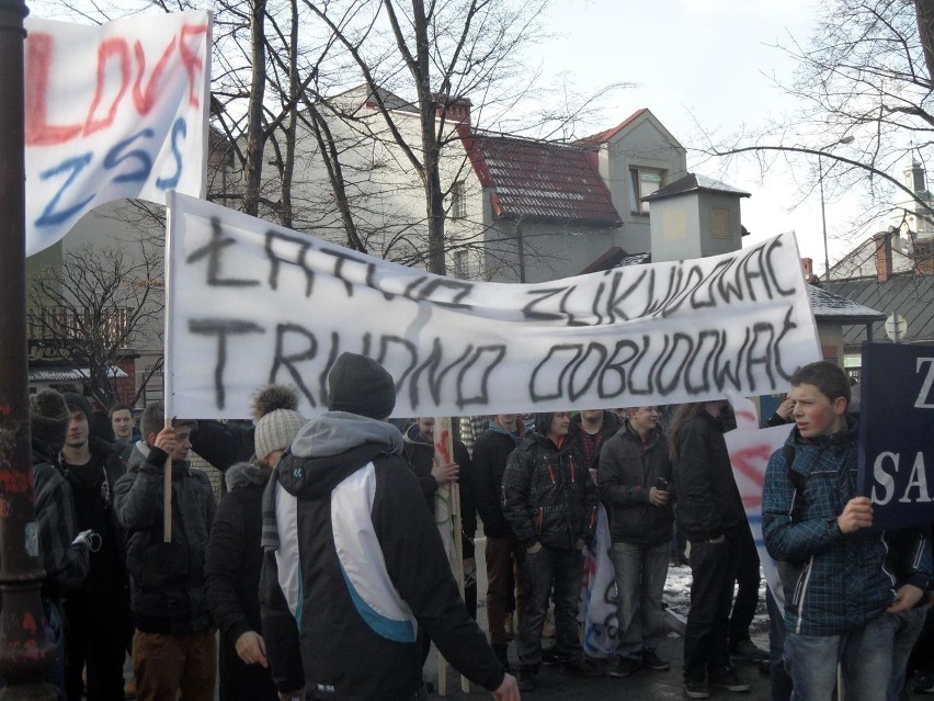 Protest przeciwko likwidacji szkół w Żywcu i Węgierskiej...