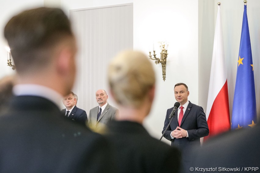 Prezydent Andrzej Duda odznaczył w poniedziałek bohaterów...