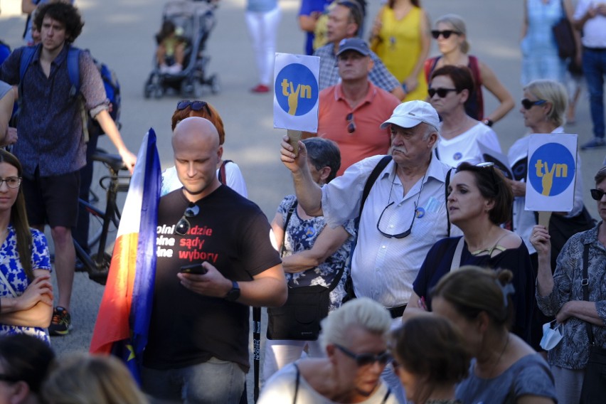 Nie milkną echa środowej decyzji Sejmu, który głosami posłów...